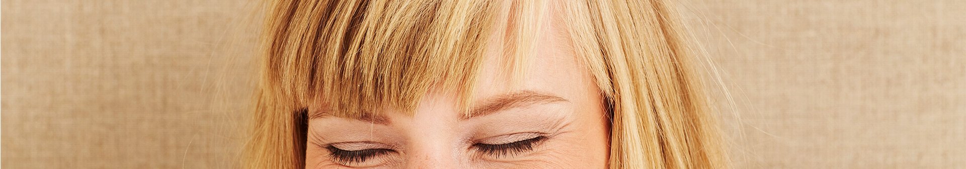 Lachende, blonde Frau