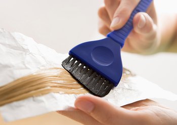 Colorierbürste auf blonden Haar