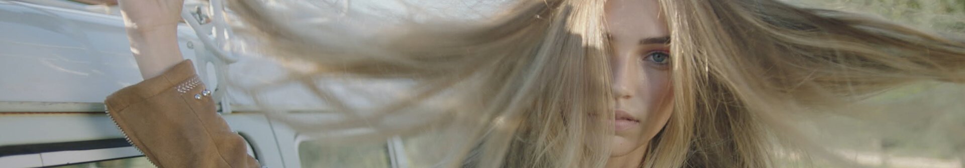 Frau mit langen, feinen & glatten Haaren