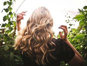 Hinterkopf einer blonden Frau mit Locken