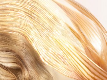 Blonde Haare, die in den Spitzen Gold glänzen