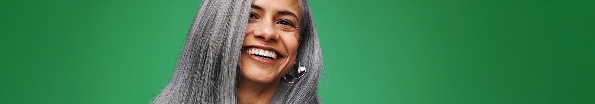 Lächelnde Frau mit langen grauen Haaren