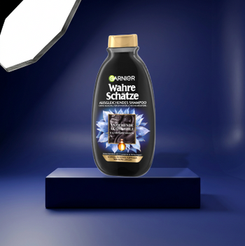 Garnier Wahre Schätze Aktivkohle Reihe vor einem schwarzen Hintergrund