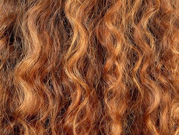 Lockige braunrote Haare mit Frizz