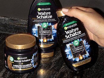 Garnier Wahre Schätze Aktivkohle Reihe vor einem schwarzen Hintergrund