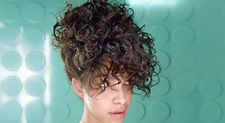 Eine junge Frau mit hochgesteckten lockigen Haaren