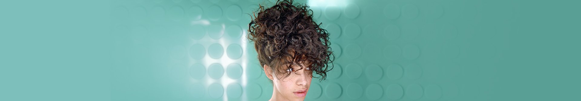 Eine junge Frau mit hochgesteckten lockigen Haaren