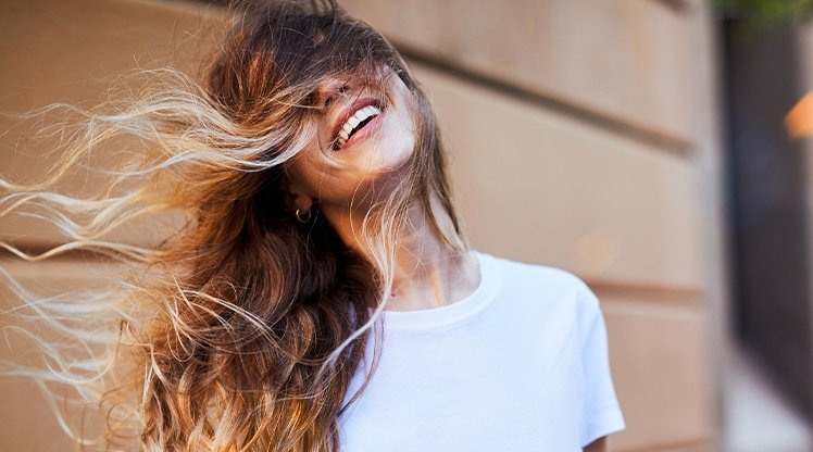 Frau mit Beachwaves
