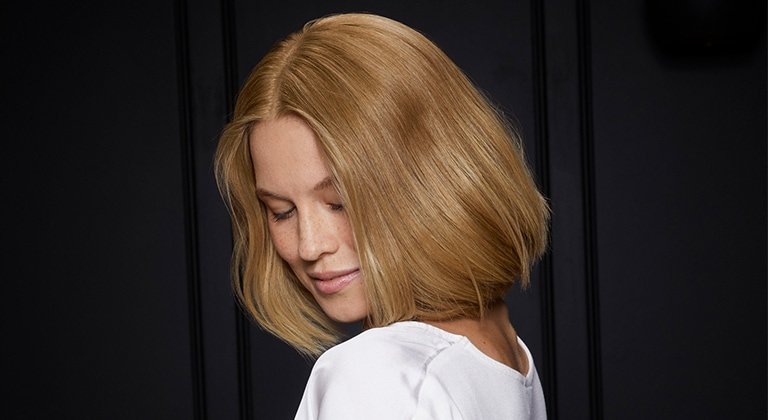 Frau mit mittellangen blonden Haaren