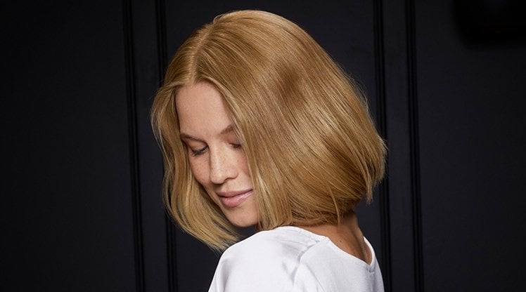 Frau mit mittellangen blonden Haaren