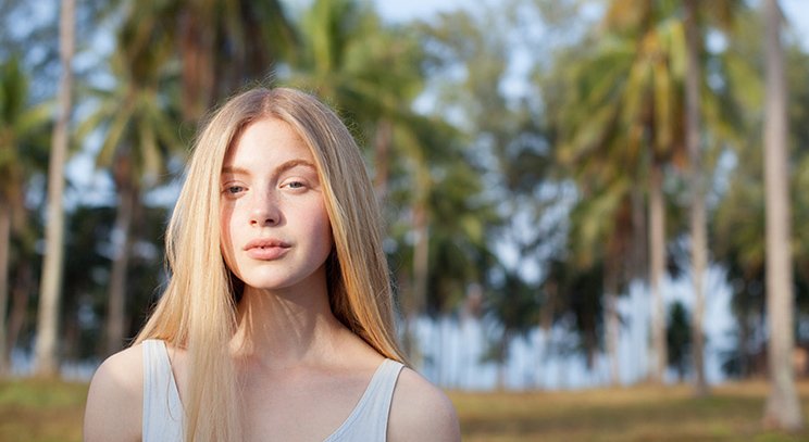 Frau mit glatten Haaren an tropischen Ort