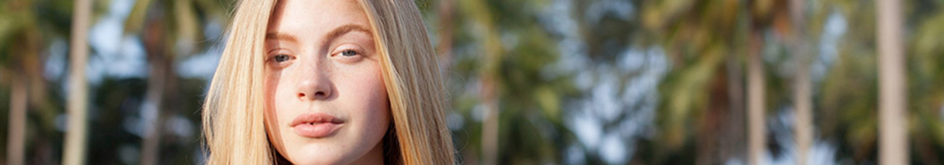 Frau mit glatten Haaren an tropischen Ort