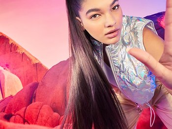 Frau blickt in die Kamera