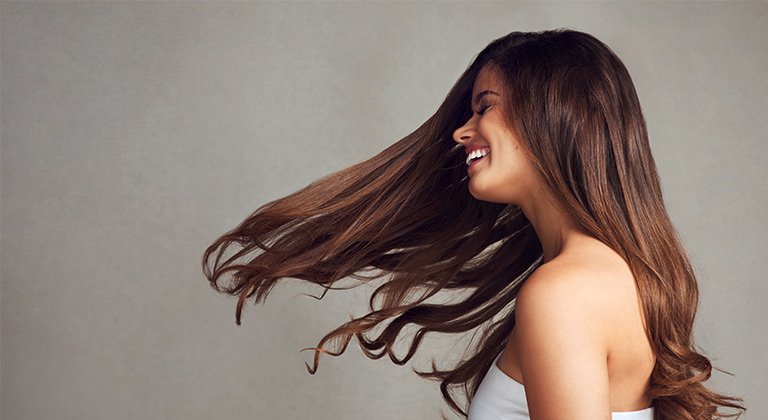 Frau mit langen Haaren