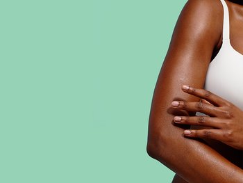 Eine Frau fühlt die Haut auf ihren Arm