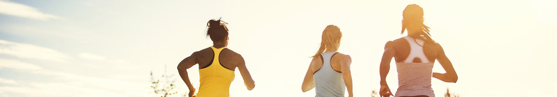 Drei Läuferinnen trainieren in der Abendsonne
