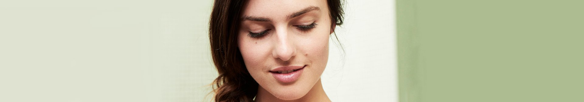 Selbstbewusst lächelnde Frau