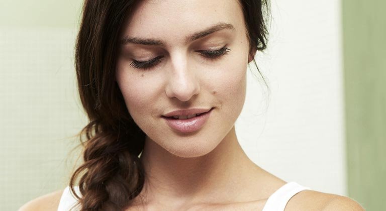 Selbstbewusst lächelnde Frau