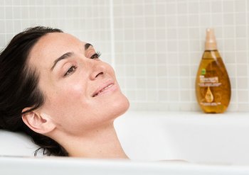 Frau liegt zufrieden in der Badewanne