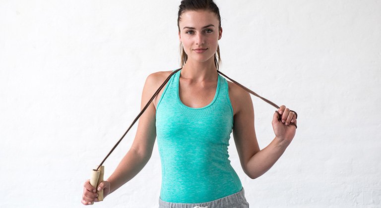 Sportlerin mit Fitness Gerät