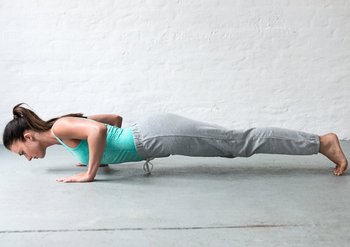 Sportlerin macht Liegestütze