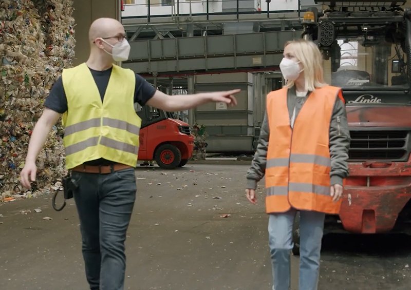 Zwei Personen in einer Recyclinganlage