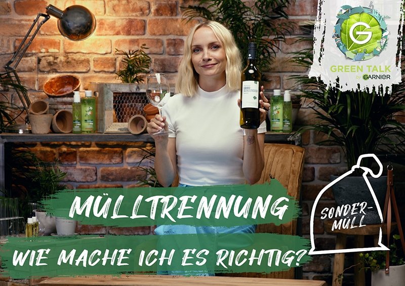 Janin Ullmann hält Verpackungen in den Händen