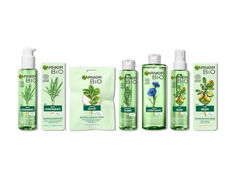 Verschiedene Produkte aus der Garnier BIO Produktreihe stehen nebeneinander