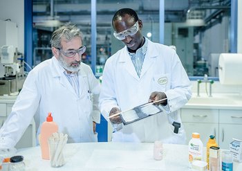 Zwei Laboranten betrachten Versuchsergebnisse