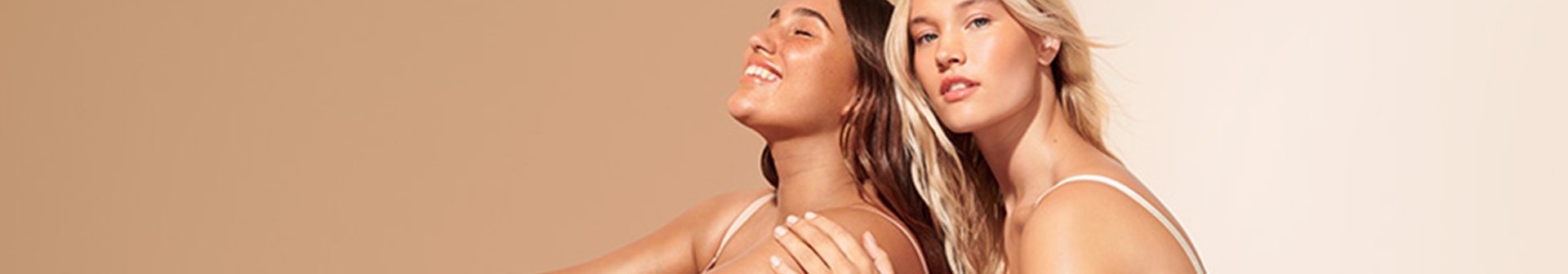  Brünette und blonde Frau nebeneinander