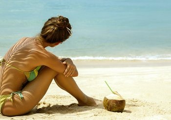 Frau sitzt am Strand