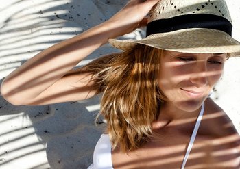 Frau im Schatten mit Sonnenhut