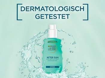 Dermatologisch getestetes Ambre Solaire After Sun 24h Feuchtigkeits-Spray vor einem türkisen Hintergrund und umgeben von Wasser