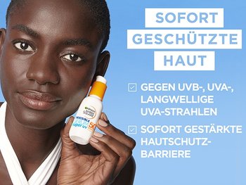 Frau, die das Invisible Serum Super UV Sonnenschutz-Serum LSF 50+ an ihr Gesicht hält