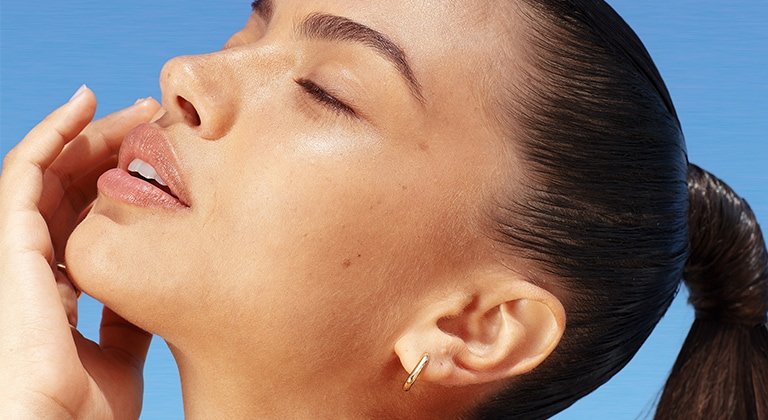 Frau vor blauem Himmel