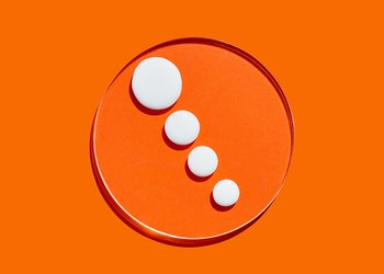 Vier Cremekleckse auf orangenem Hintergrund