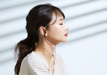 Profil einer dunkelhaarige Frau mit geschlossenen Augen