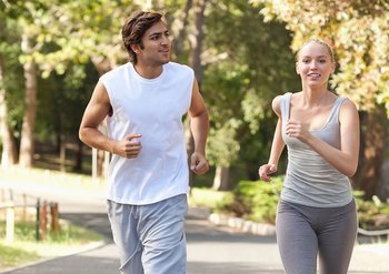 Mann und Frau joggen zusammen