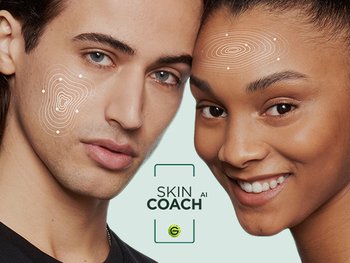 Junger Mann und junge Frau, die lächelnd in die Kamera schauen