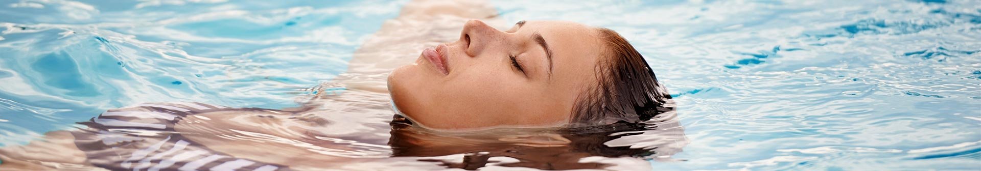 Frau treibt auf dem Wasser