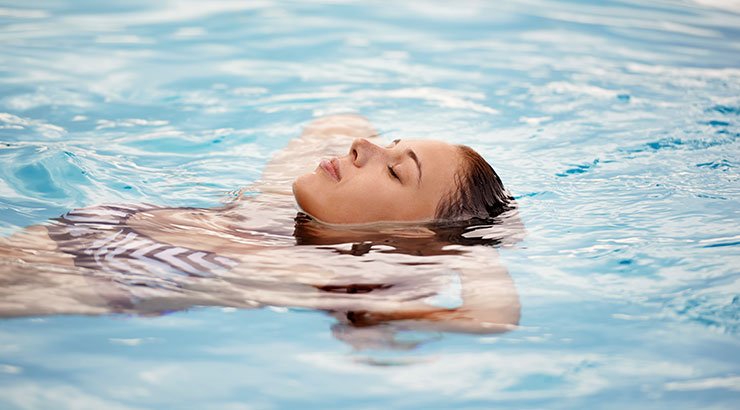 Frau treibt auf dem Wasser