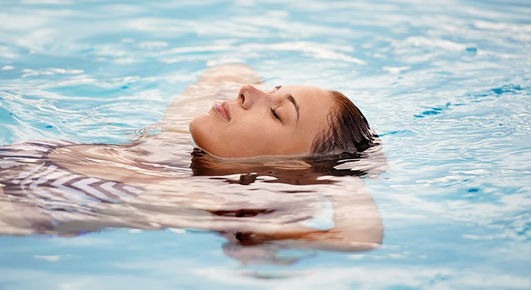 Frau treibt auf dem Wasser