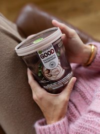 Frau hat ein Garnier GOOD Produkt auf dem Schoß