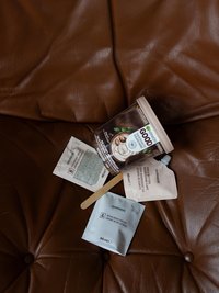 Garnier GOOD Produkt liegt ausgepackt auf einer braunen Ledercouch