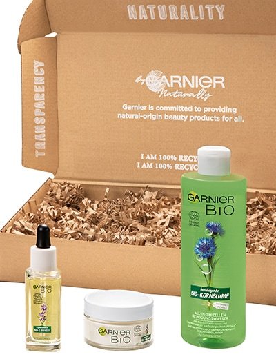 Garnier Bio Produkte vor einem mit Pappschnipseln gefüllten Karton