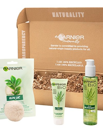 Garnier Bio Produkte vor einem mit Pappschnipseln gefüllten Karton