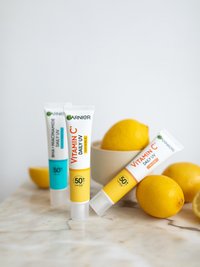 Stillleben mit BHA + Niacinamid Daily-UV, Vitamin C Invisible & UV Fluid Glow LSF 50+ Sonnenfluid und einigen Zitronen