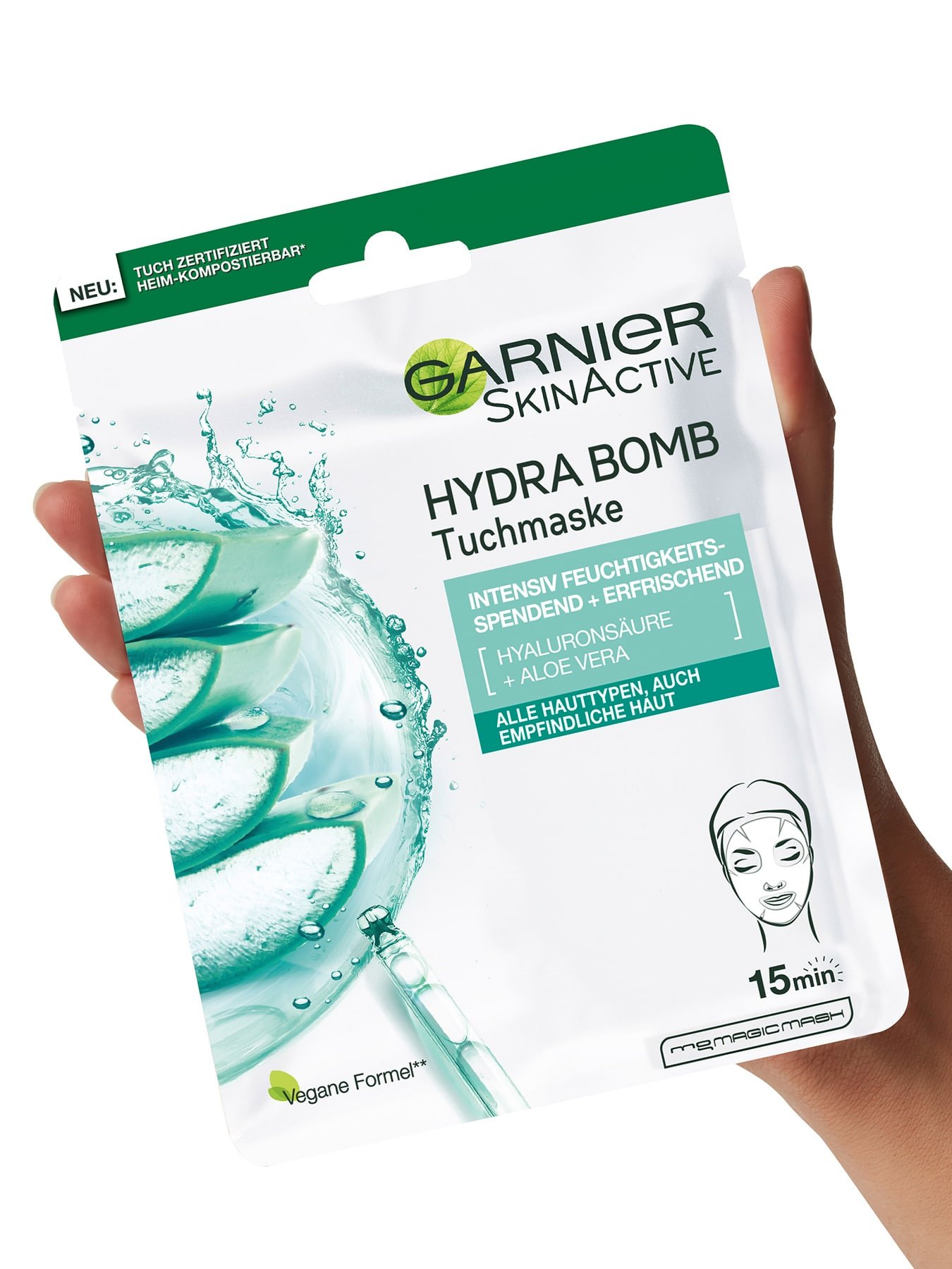 Eine Hand haelt die Verpackung der Garnier Hydra Bomb Tuchmaske