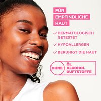 Lächelnde Frau zeigt ihr Profil