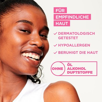 Lächelnde Frau zeigt ihr Profil